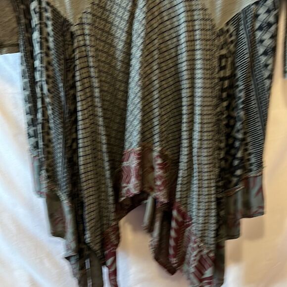 Indigo Trade Co. “greige”swing top w/shark bite hem - Picture 3 of 5